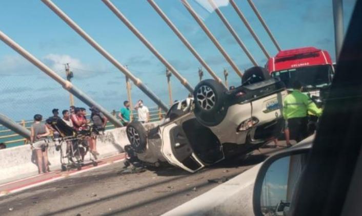Carro capota na Ponte Newton Navarro e deixa trânsito lento