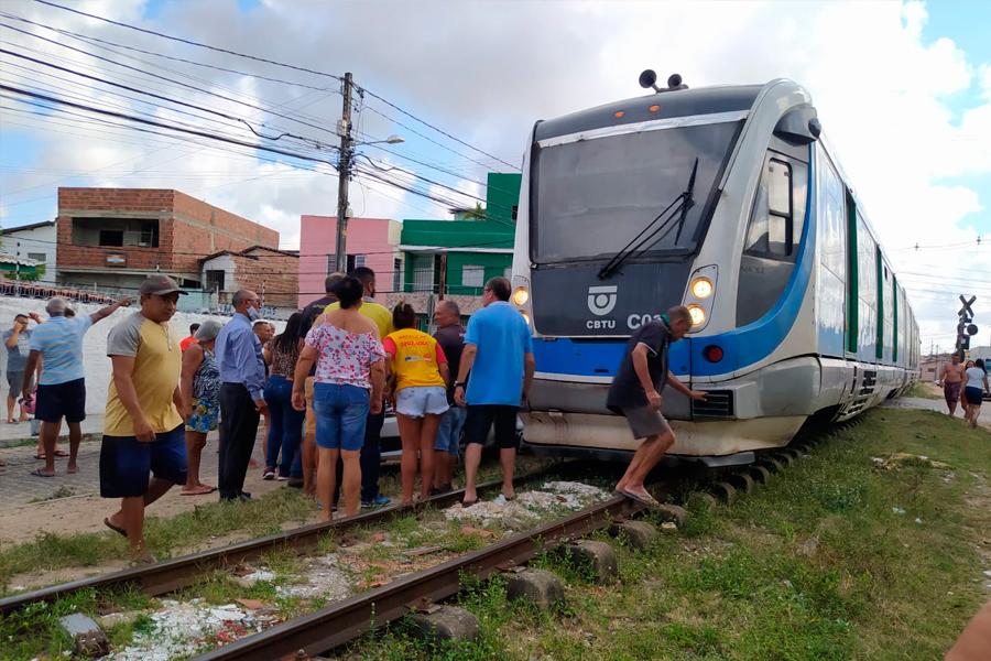 Carro colide com trem na zona Oeste de Natal; motorista fica ferida