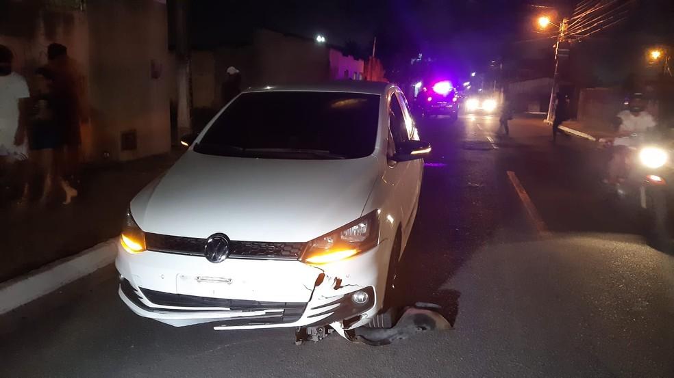 Ciclista cai, é atropelado e fica preso embaixo de carro em Natal