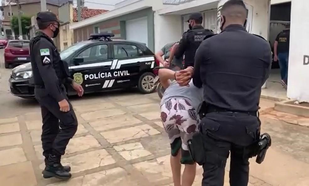 Criminosos invadem casa, fazem homem refém e são presos pela PM no interior do RN