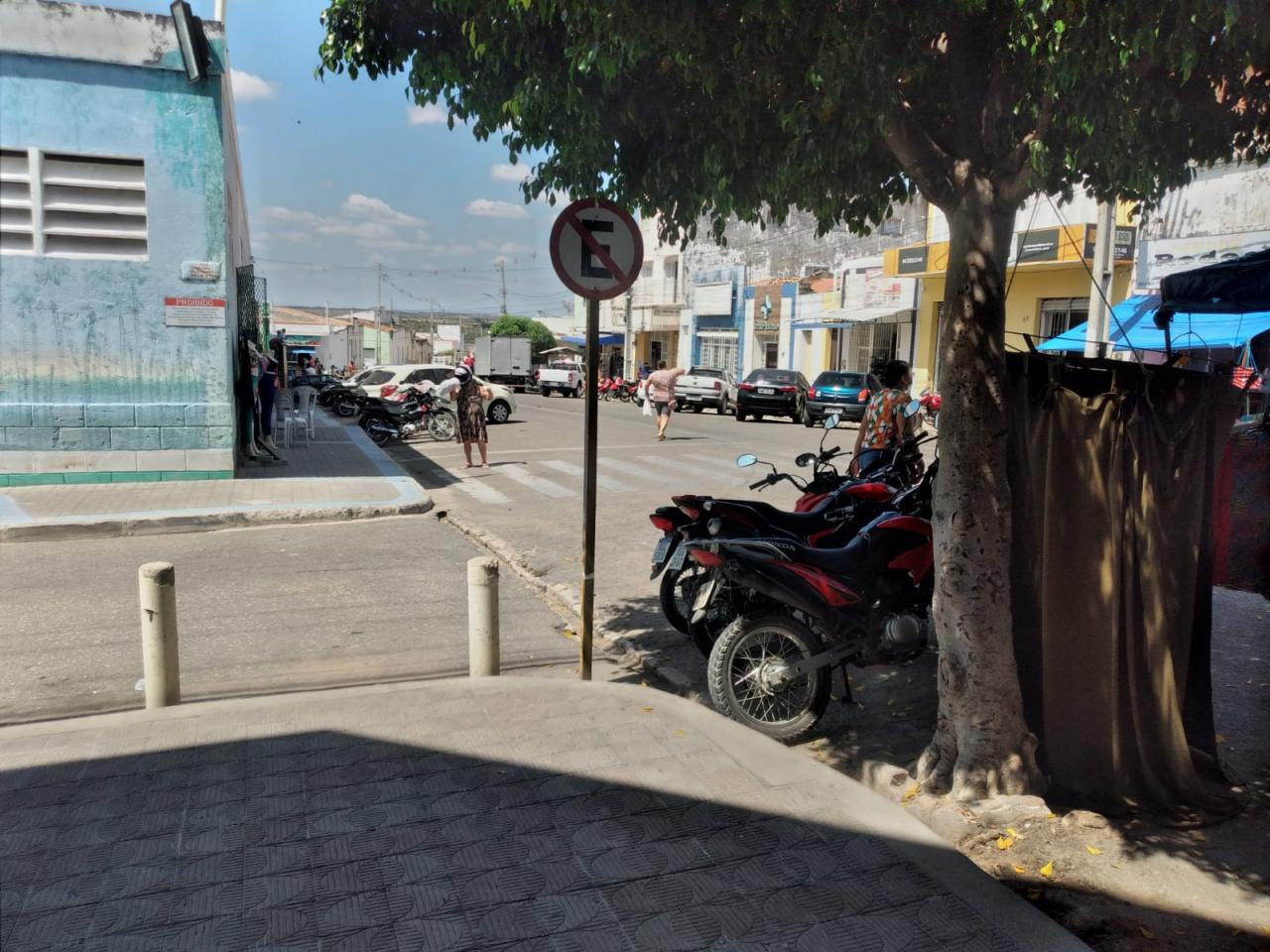 Estacionamento irregular e barracas de roupas em local inapropriado revoltam apodienses no trânsito
