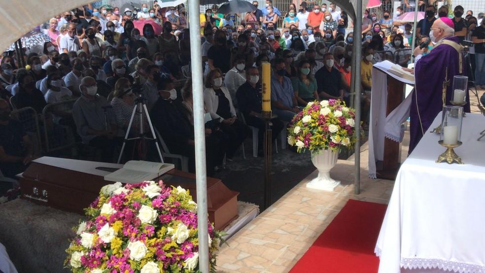 Fiéis se despedem do padre Tiago Theisen; corpo é sepultado em Natal