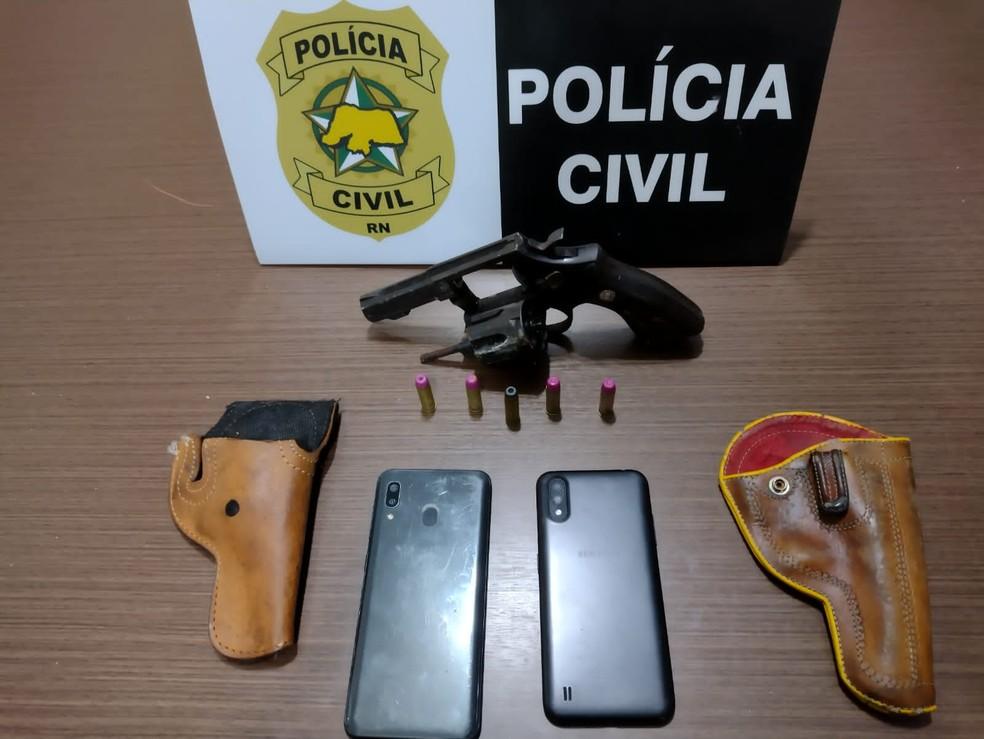 Foragido da Justiça é encontrado embaixo de cama ao tentar escapar de operação da Polícia Civil na Grande Natal