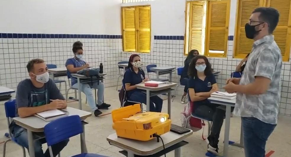 Governo libera aulas presenciais com 100% dos alunos nas escolas públicas e privadas do RN