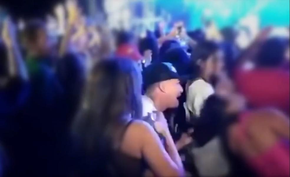 Homem é flagrado agredindo duas mulheres durante show em Pau dos Ferros