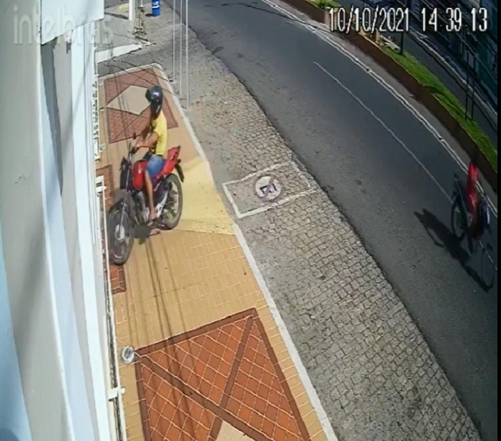 Homem é preso após jogar moto sobre porta e invadir prefeitura de cidade no interior do RN