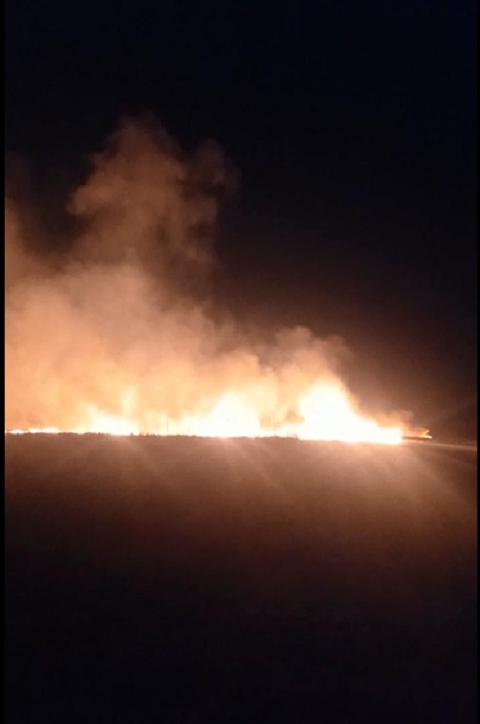 Incêndio atinge plantação de capim e bombeiros controlam chamas durante a madrugada em Caicó