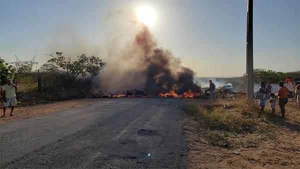 Moradores de Serra do Mel fazem protesto por conta da falta de água na Vila Alagoas