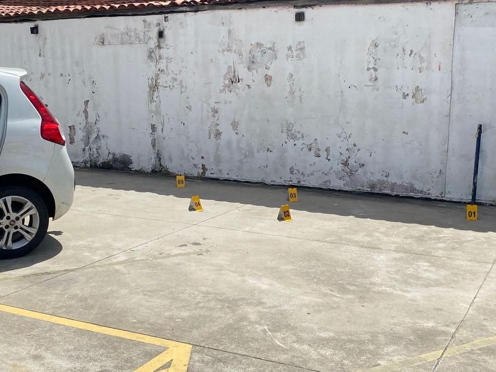 Mulher é assassinada a tiros no estacionamento de farmácia na Zona Norte de Natal