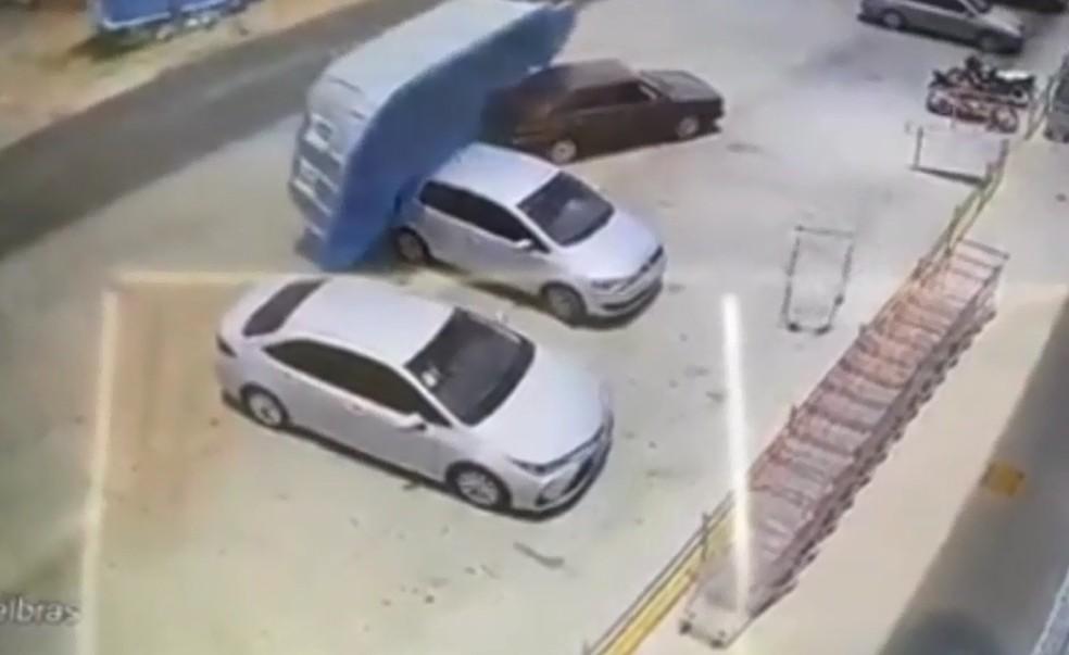 Piscina é arrastada por ventania, cruza avenida e cai em cima de dois carros no interior do RN