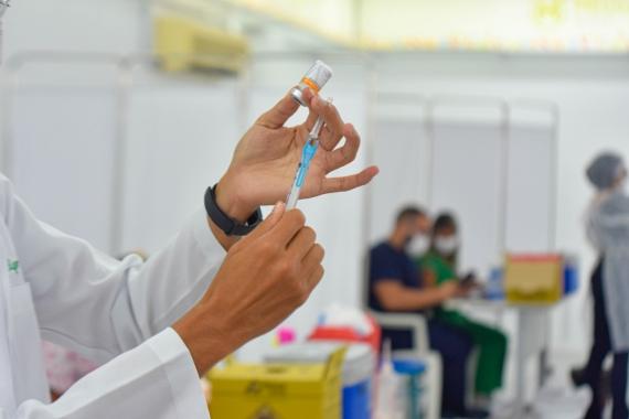 Prefeitura de Natal cadastra idosos acamados para dose de reforço contra Covid-19