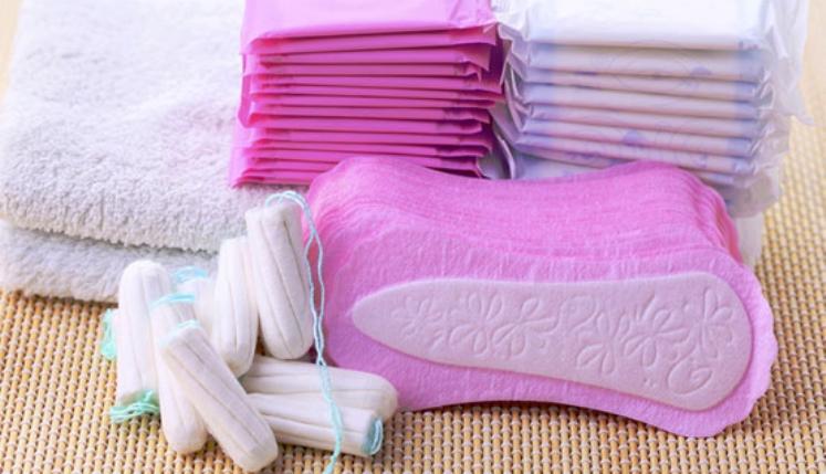 Vetada por Bolsonaro, distribuição de absorventes já é lei no RN, mas governo Fátima ainda não colocou em prática