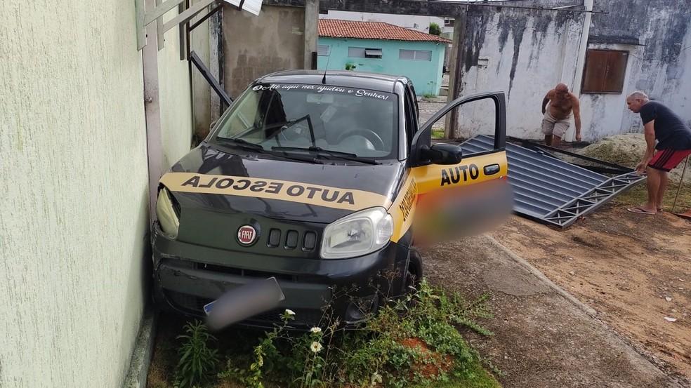 Aluna de autoescola perde controle de carro, derruba portão e invade casa durante aula de baliza em Natal