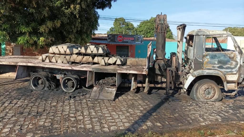 Caminhão de empresa de construção pega fogo no Conjunto Abolição IV em Mossoró no RN