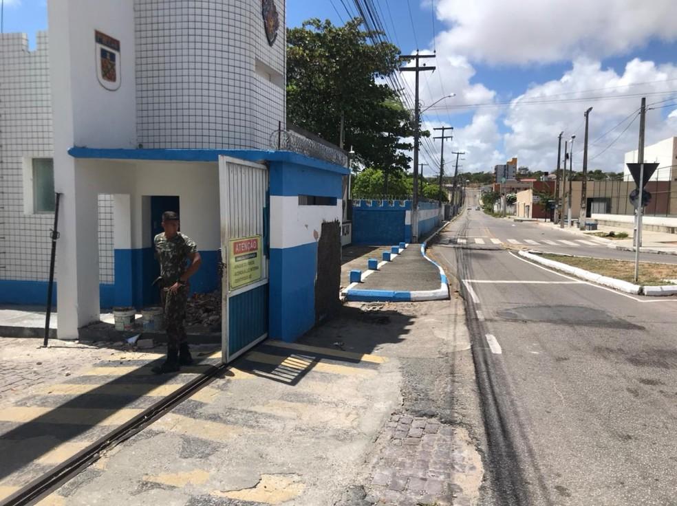 Carro bate e derruba parte de muro de batalhão do Exército em Natal