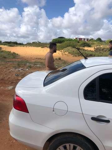 Casal é sequestrado, agredido e deixado só de roupas íntimas em área de dunas em Natal