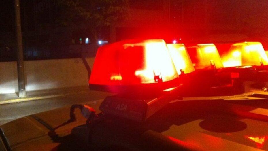 Conduzindo uma moto, bandidos armados fazem assalto e são pegos pela PM na Zona Norte de Natal