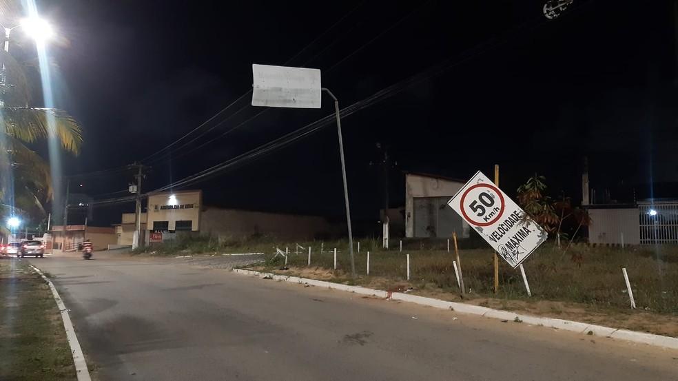 Entregador perde controle de moto, bate em placa, cai e tem perna decepada na Grande Natal