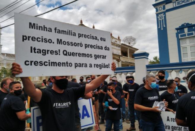 Funcionários da Itagres protestam na Prefeitura de Mossoró exigindo manutenção da empresa e dos empregos