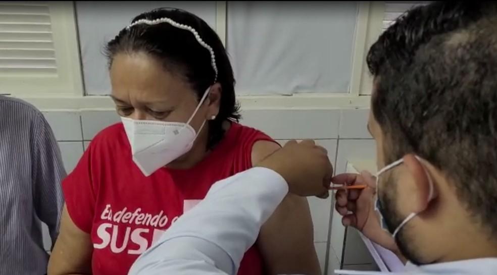 Governadora do RN recebe dose de reforço da vacina contra Covid