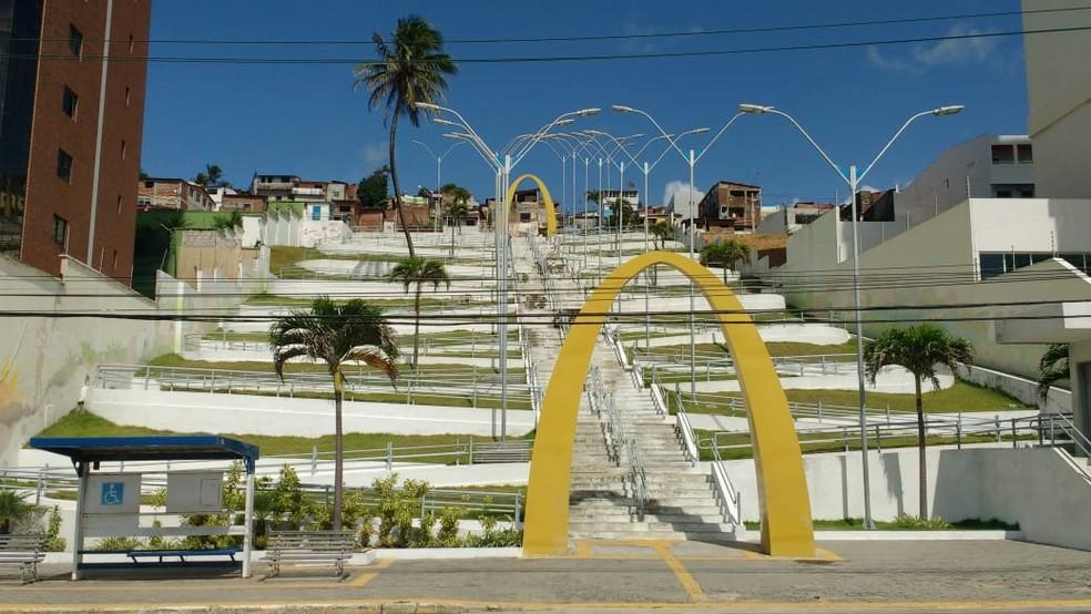 Homem é morto a tiros nas escadarias de Mãe Luíza, em Natal