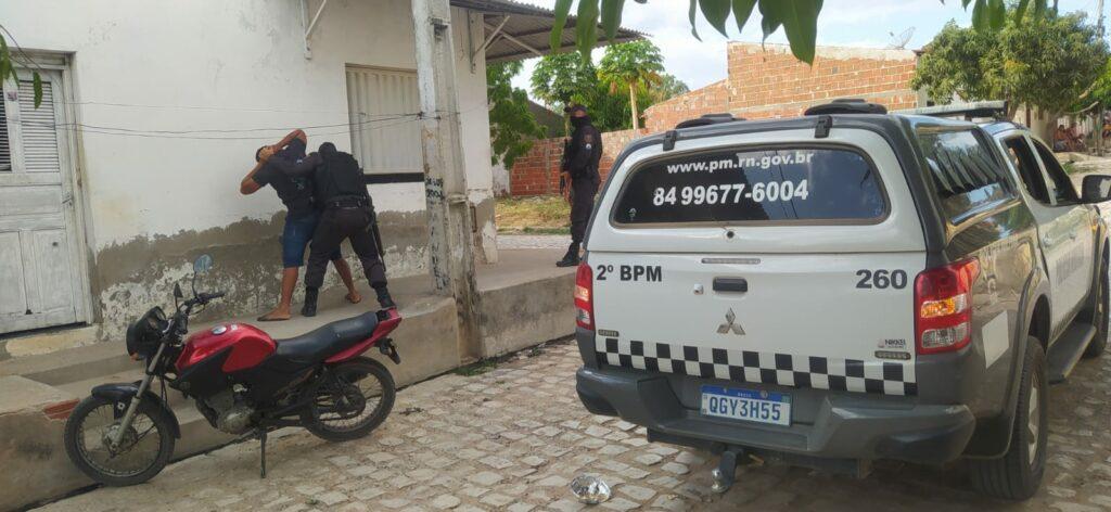 Homem é preso acusado de tráfico de drogas na Baixa do Caic em Apodi