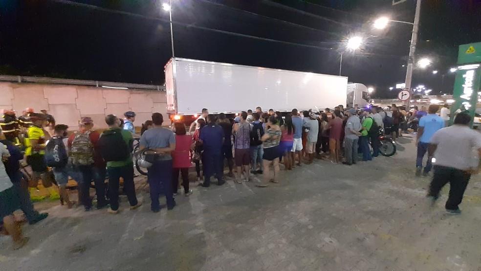 Homem morre após cair de moto e ser atropelado por caminhão na BR-101 na Grande Natal