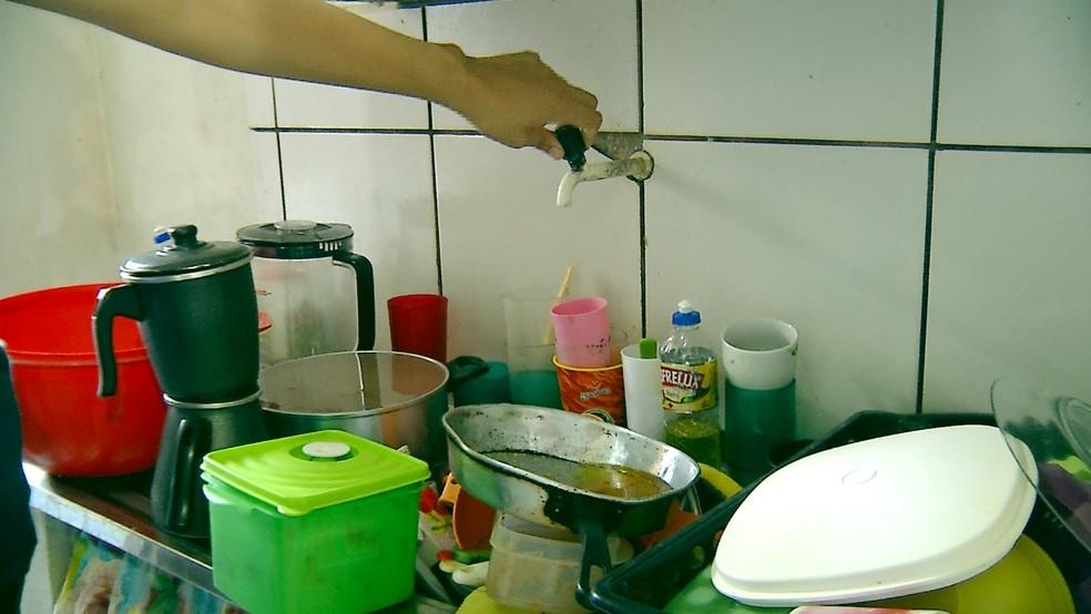 Moradores de Natal reclamam de falta de água em diferentes bairros da cidade