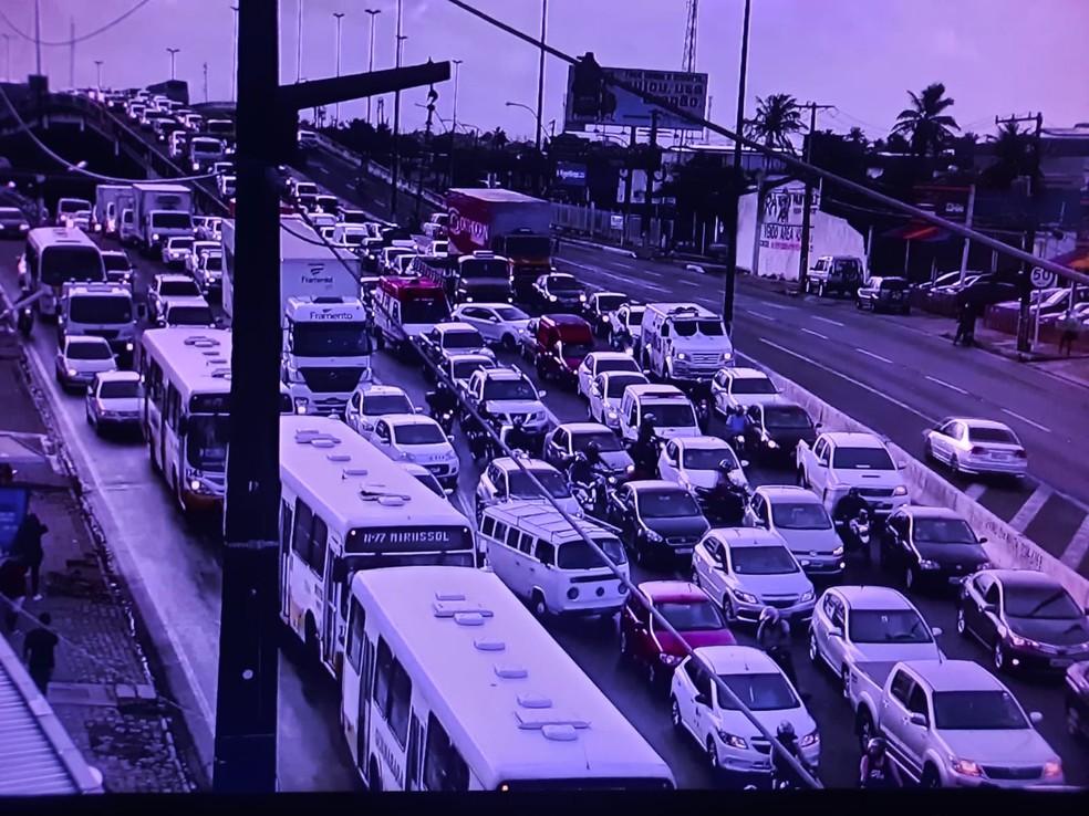 Nove carros se envolvem em engavetamento na Ponte de Igapó em Natal