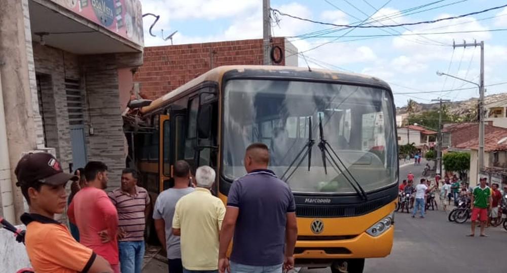 Ônibus escolar desgovernado invade casa no interior do RN