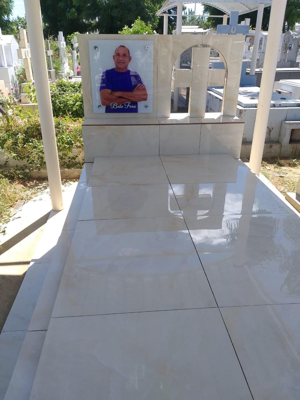 Potiguar surpreende visitantes de cemitério ao aparecer ao lado do próprio túmulo no RN