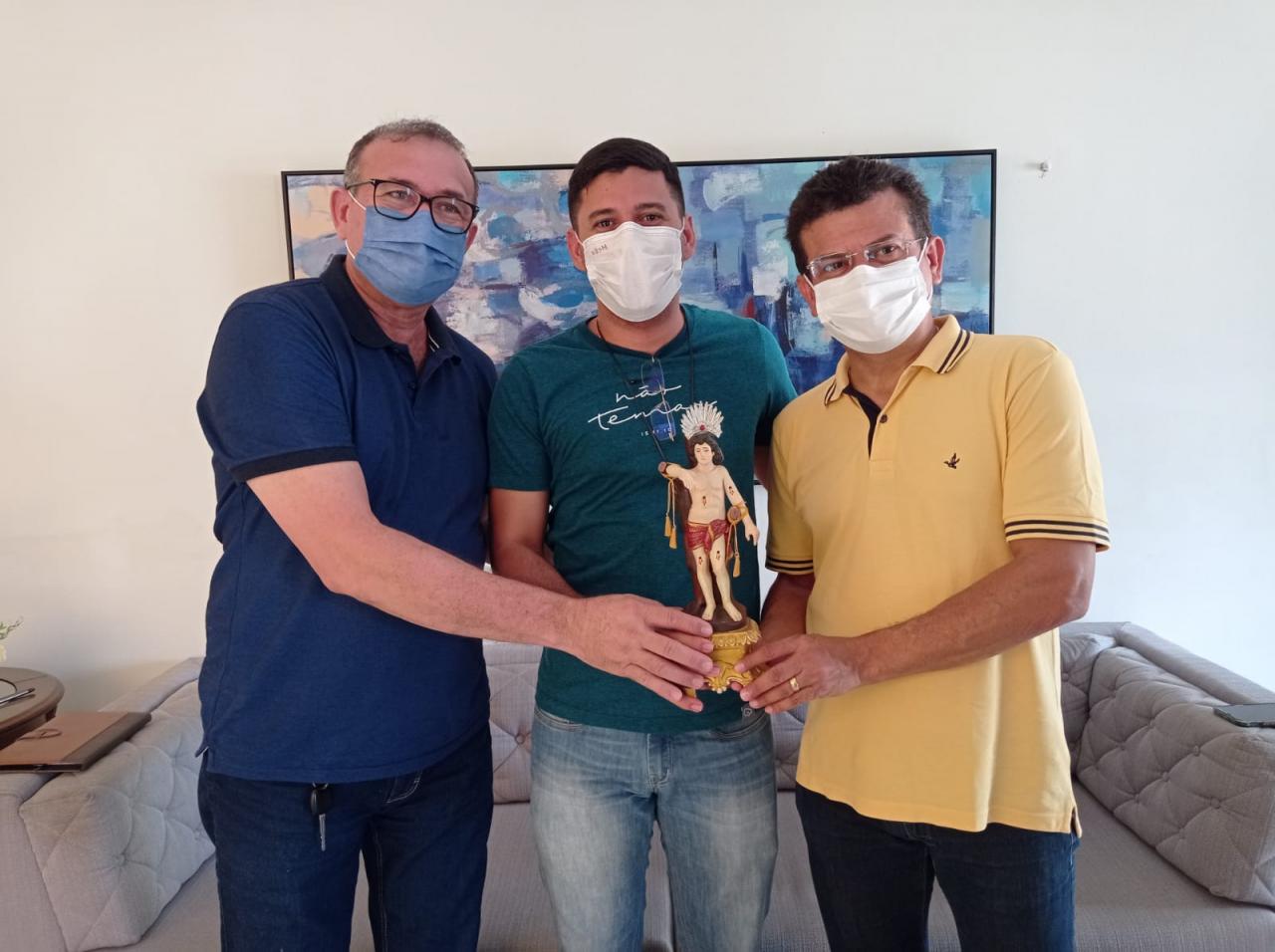 Prefeitura de Caraúbas e padre Íkaro Drêan firmam parceria para apoio para festa de São Sebastião 2022