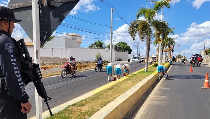 Presos do programa Reciclando vidas revitalizam canteiros das ruas de Pau dos Ferros