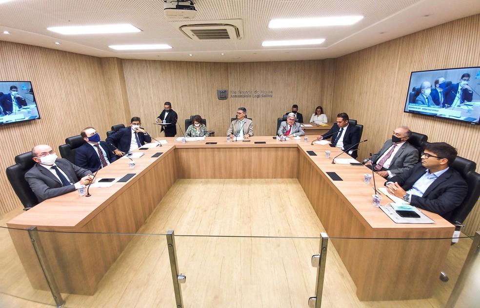 Secretário de infraestrutura e controlador-geral do RN apresentam pontos para revisar contrato do estádio