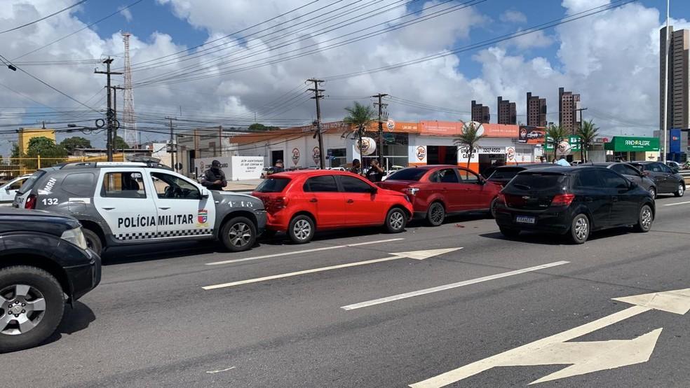 Seis carros se envolvem em engavetamento na BR-101 em Natal