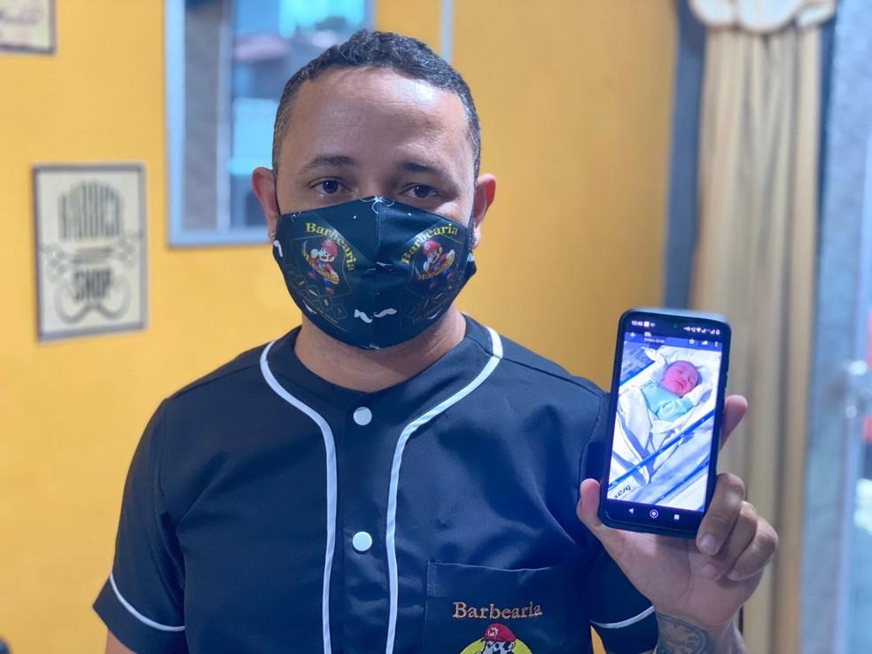 Após parto dentro de carro de transporte por aplicativo, motorista é convidado para ser padrinho de bebê