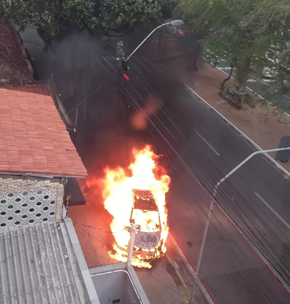 Carro fica destruído depois de pegar fogo na Avenida Prudente de Morais em Natal
