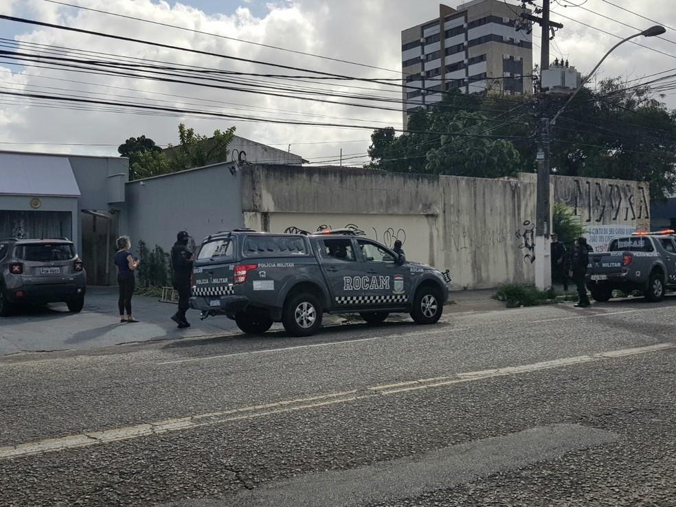 Criminosos trocam tiros com a PM durante roubo a casa desocupada na Zona Sul de Natal