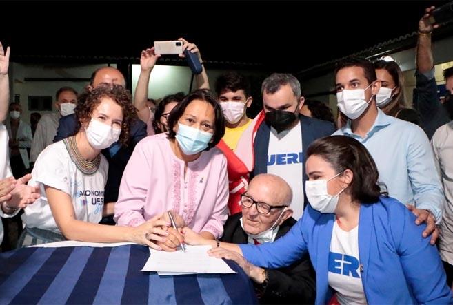 Dia histórico: governadora Fátima assina a lei da autonomia financeira da Uern