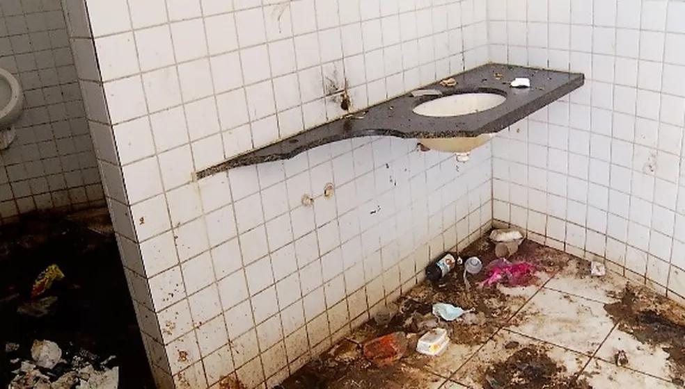 Frequentadores reclamam de sujeira e abandono de banheiros públicos na orla da Praia do Meio, em Natal