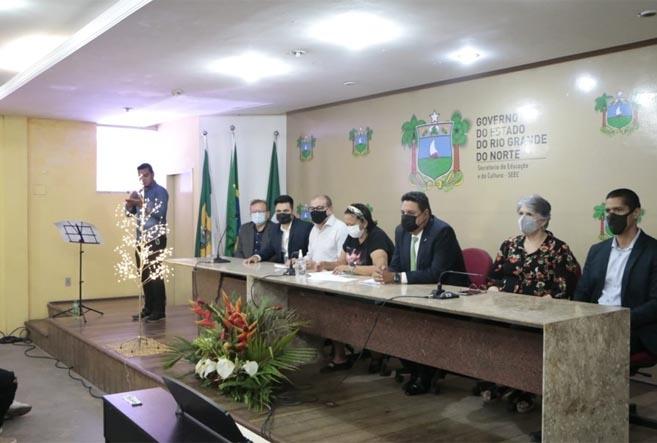 Governo do RN firma parcerias para instalar energia solar nas escolas