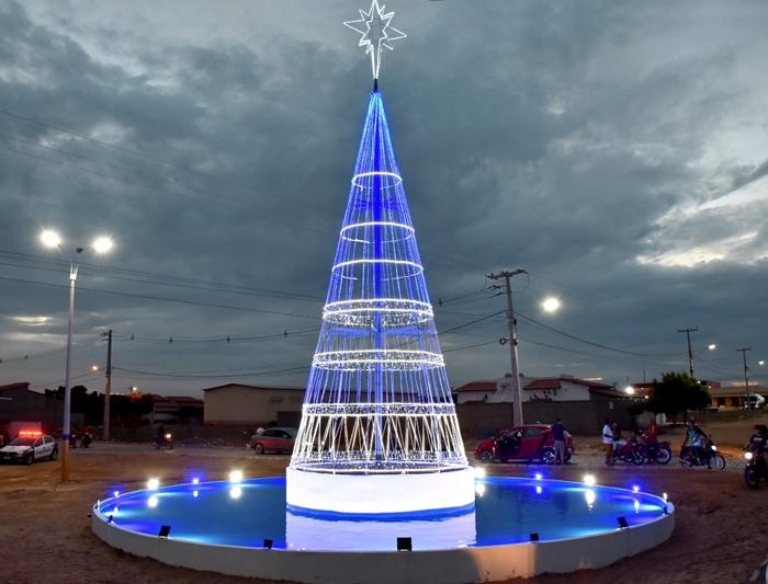 Maior árvore de natal da história de Felipe Guerra é acesa e encanta população
