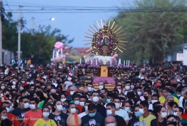 Milhares de fiéis participam da procissão de encerramento da Festa de Santa Luzia