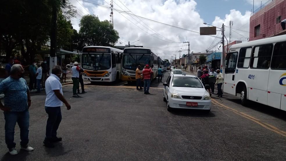Motoristas de ônibus paralisam serviço de transporte público durante protesto no centro de Natal