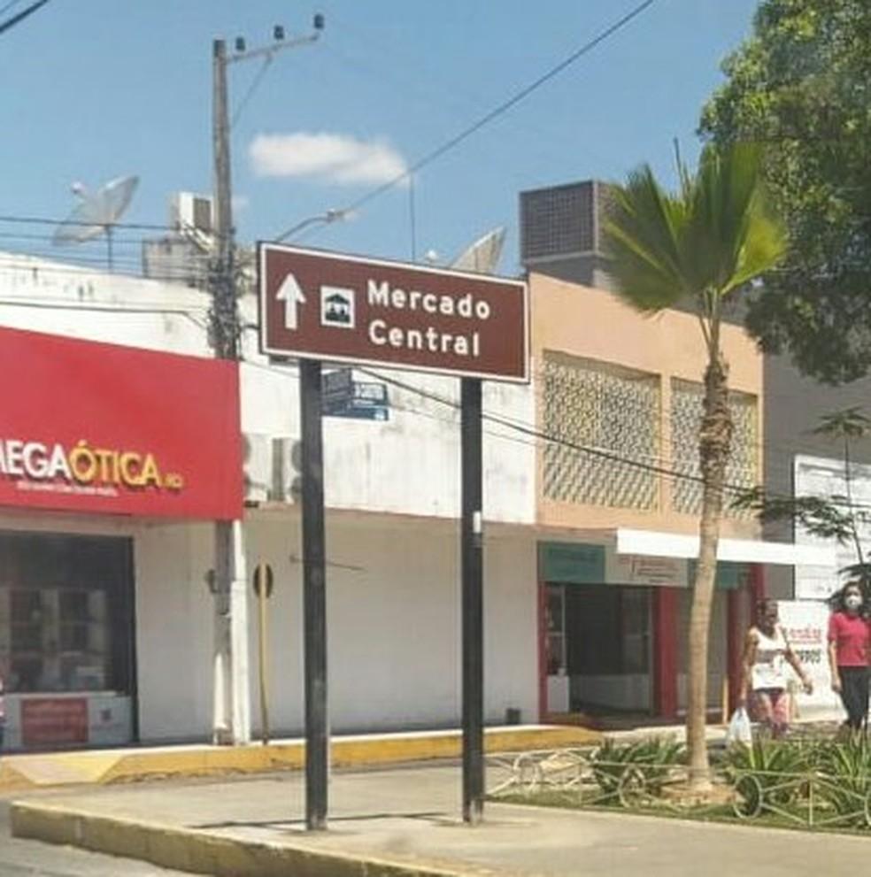 Placas de sinalização turística são instaladas com erro de grafia e no meio de calçadas em Mossoró