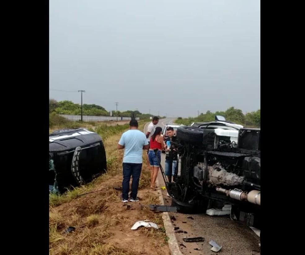 Policial civil fica ferido e é socorrido após acidente entre viatura e caminhão na BR-101 na Grande Natal