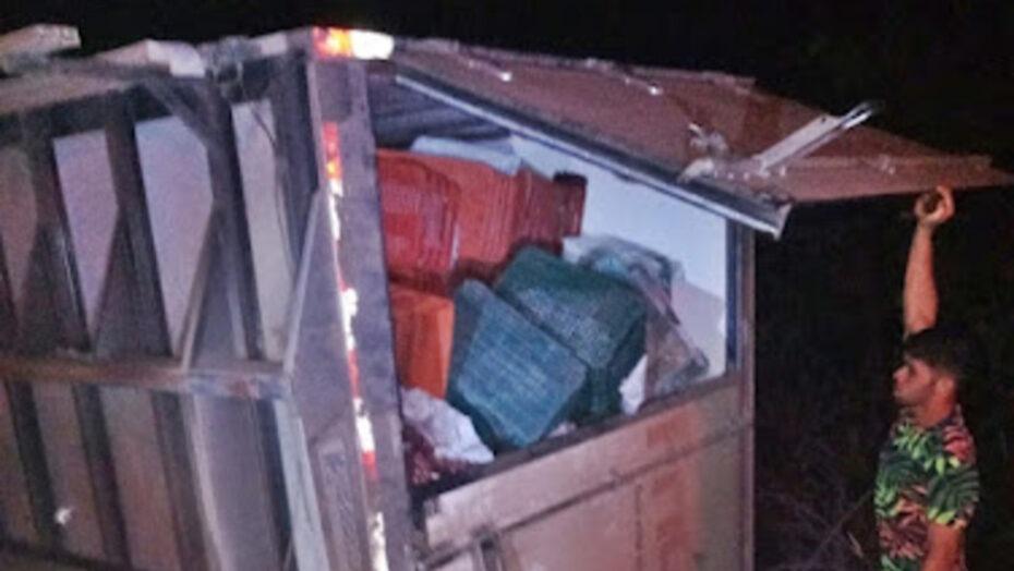 Potiguar tenta pular de caminhão durante tombamento, morre e deixa esposa e filho