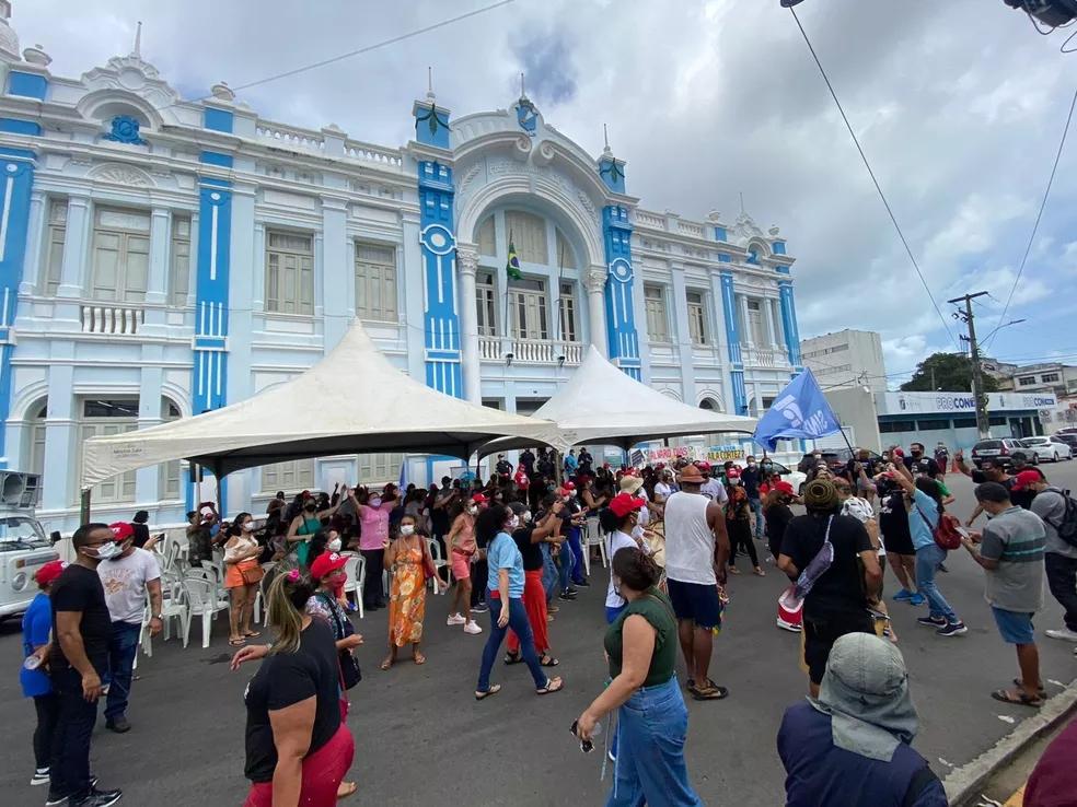 Professores contrariam decisão judicial, mantêm greve e fazem protesto em frente à Prefeitura de Natal