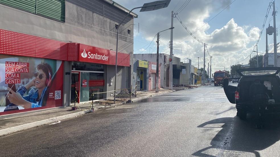 Quadrilha explode banco, atira em agências bancárias e no batalhão da PM em Ceará-Mirim