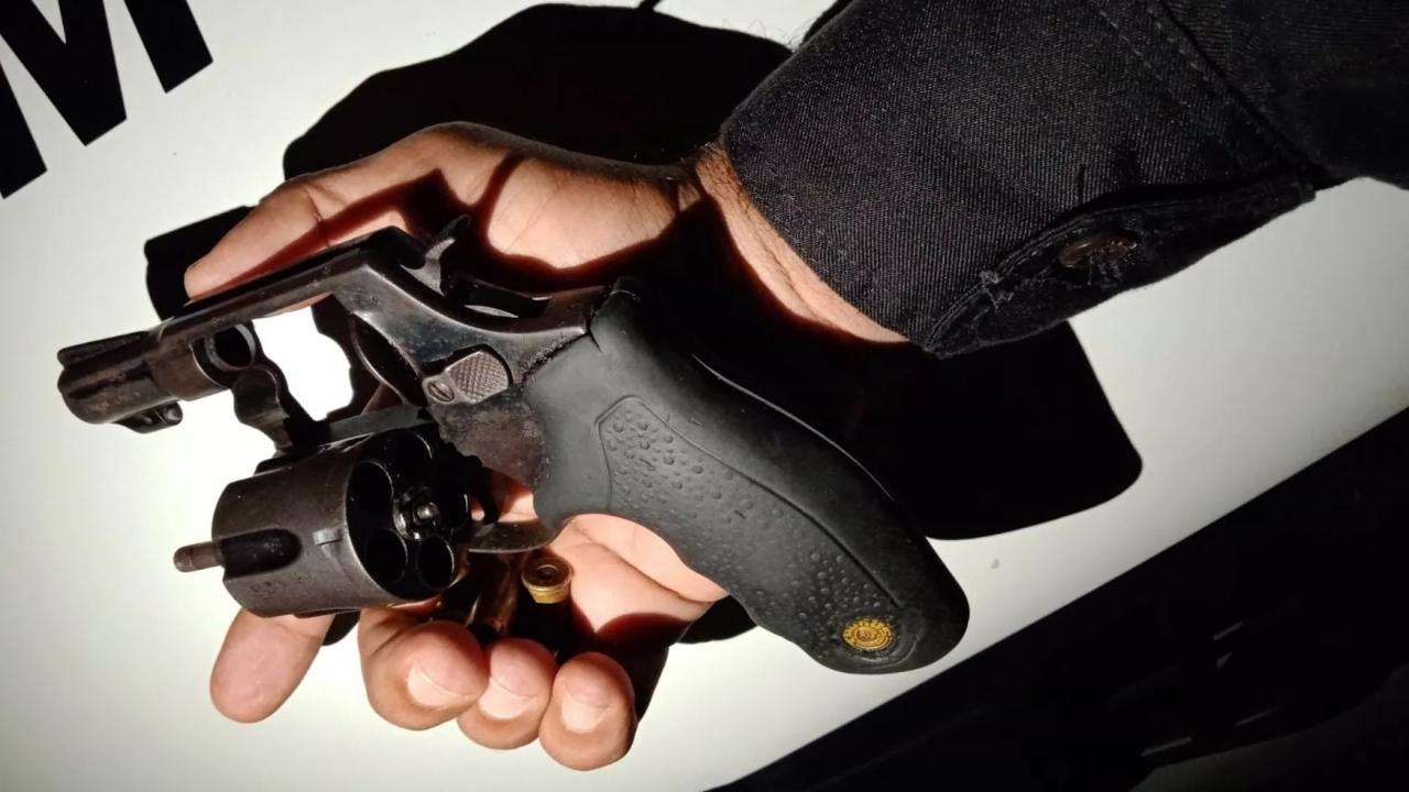 Após suspeito morrer em troca de tiros, base da PM é atacada por criminosos na Zona Leste de Natal